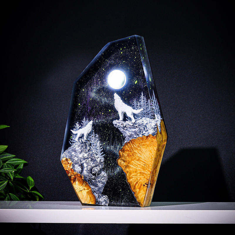 Resin Art Baby - โคมไฟตั้งโต๊ะเรซิ่นรูปสัตว์ธรรมชาติ งานศิลปะสร้างสรรค์ ตกแต่งห้อง แสงไฟกลางคืนรูปหมาป่าร้องเสียงในคืนหิมะตก ชาร์จด้วย USB